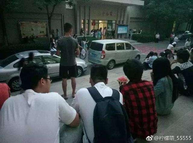 校园表白一堆吃瓜群众,吃瓜群众围观成焦点