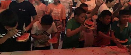 来夜市吃瓜群众,吃瓜群众欢聚一堂