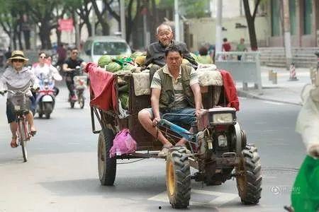 吃瓜视频群众摆摊,吃瓜群众见证摆摊经济新风采